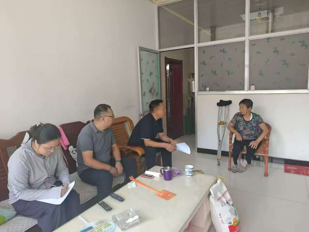 图为走访慰问重度残疾人